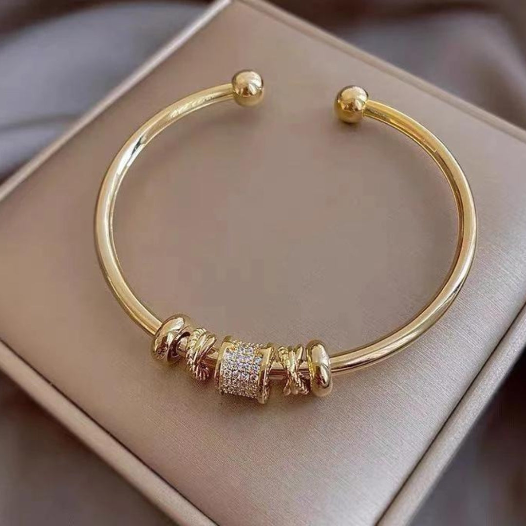 Pulseira ajustável com charms dourados