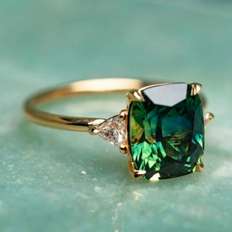 Anel com zircônia verde em ouro