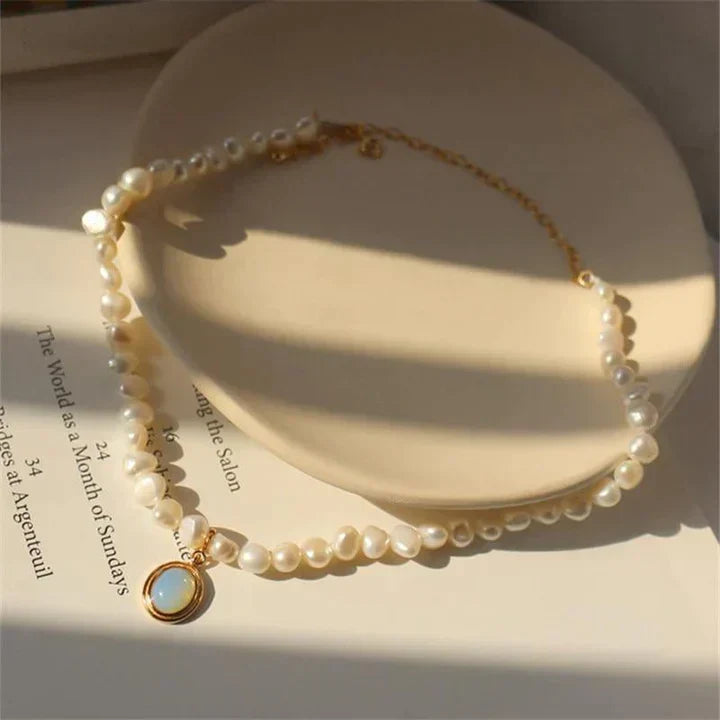 Colar de pérolas com pedra da lua em ouro