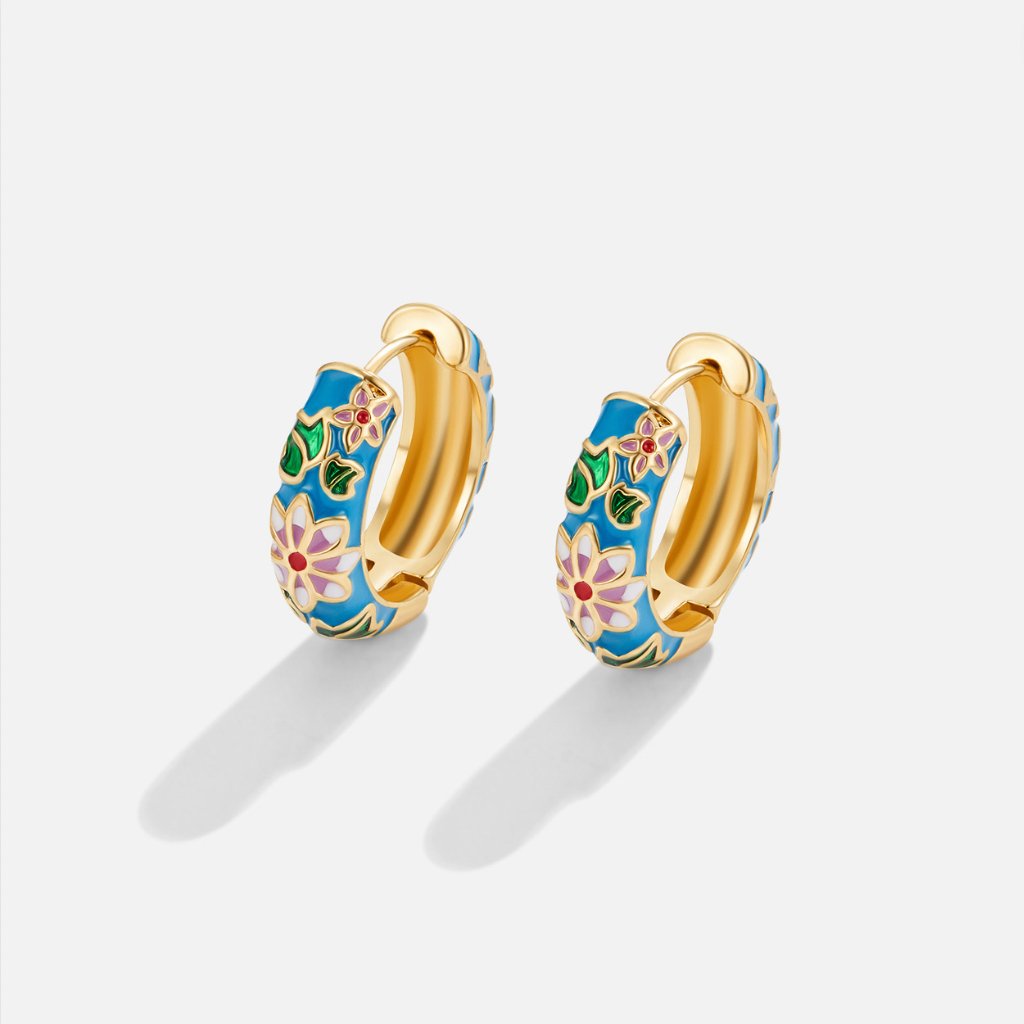 Brincos de argola dourados com flor