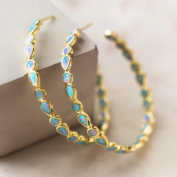 Brincos de argola dourados com opala azul vintage